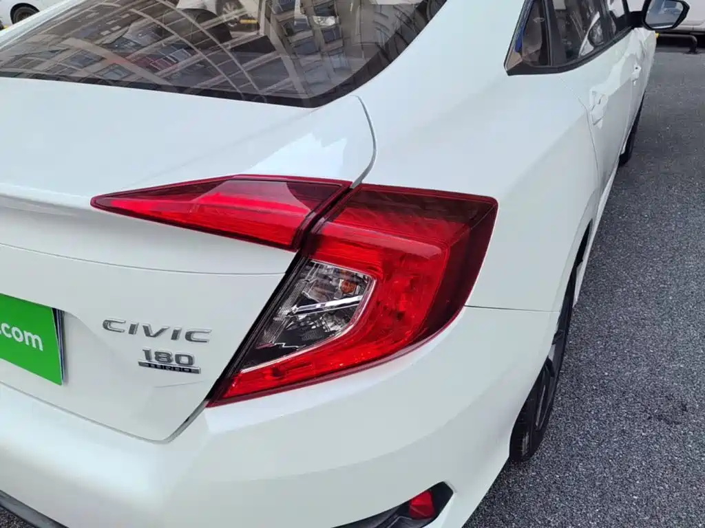 Фото 8 - Honda Civic