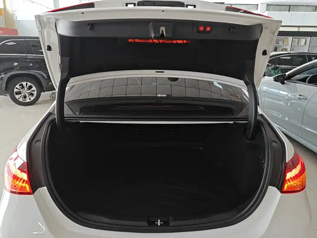 Фото 19 - Mercedes-Benz C-Class