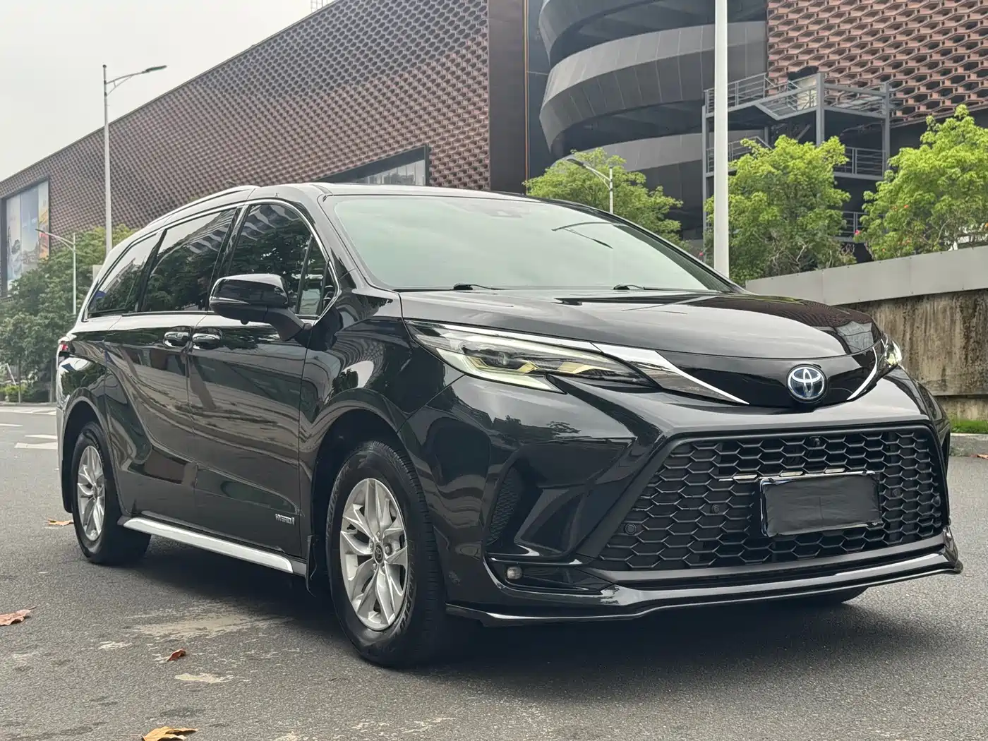 Toyota Granvia 2023 2.5L Hybrid Comfort Edition фото 3