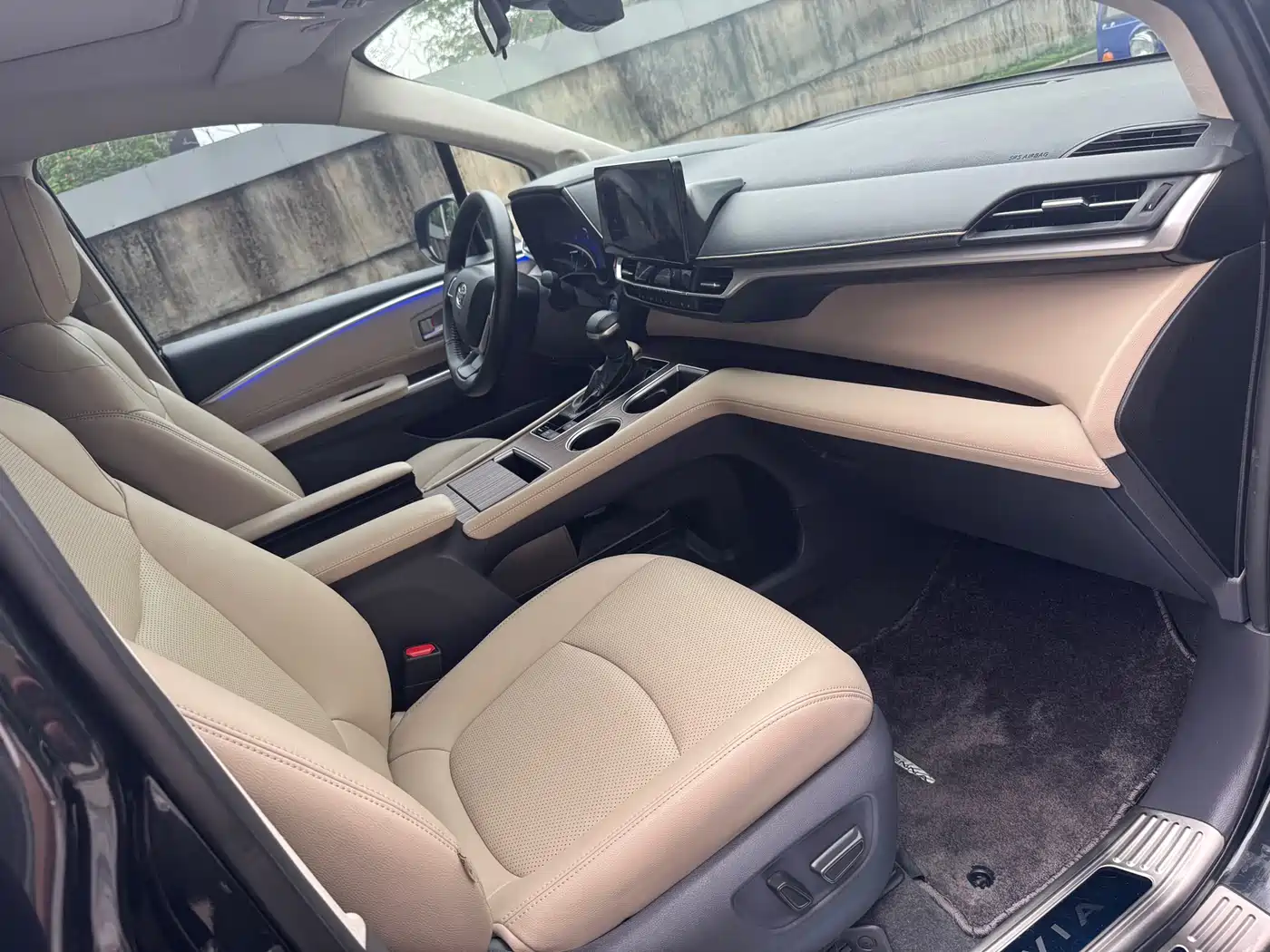 Toyota Granvia 2023 2.5L Hybrid Comfort Edition фото 11
