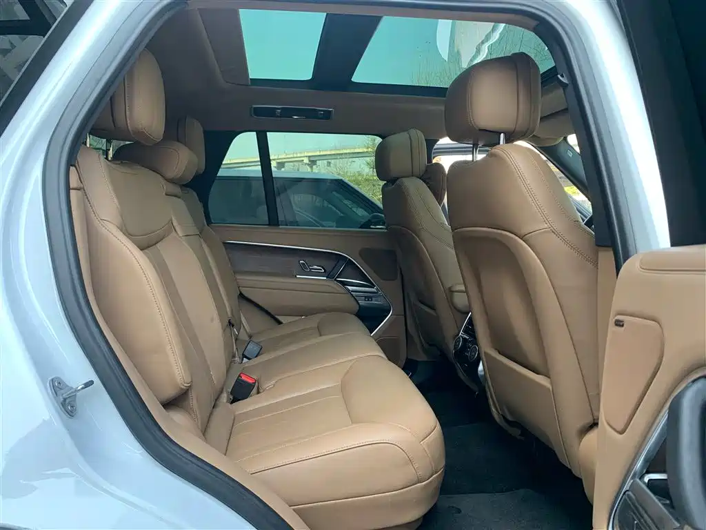 Land Rover Range Rover 2023 3.0 L6 360PS Golden Age Edition фото 11