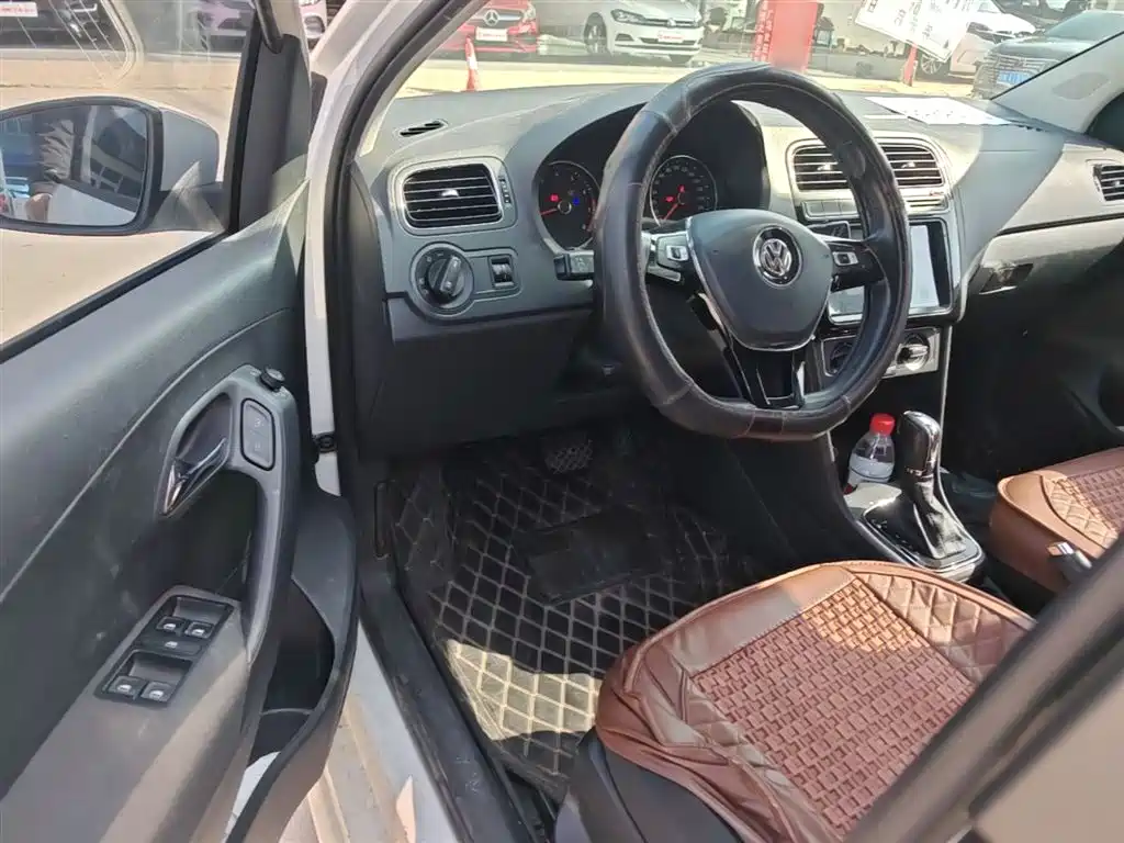 Volkswagen Polo 2016 1.6L Automatic Comfort фото 12