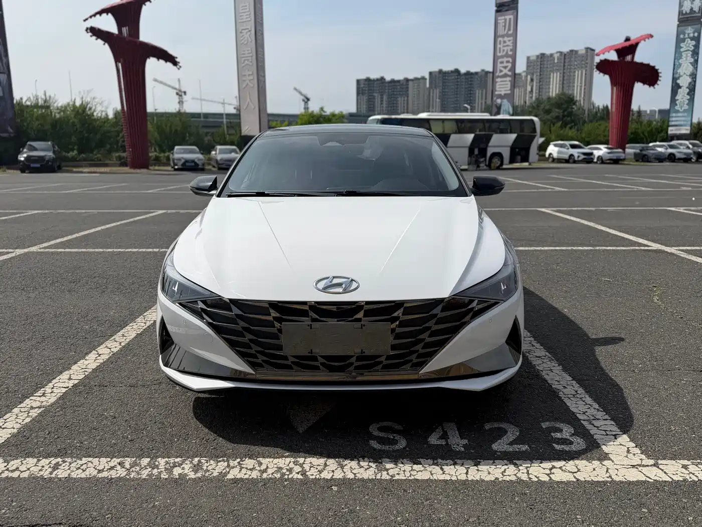 Hyundai Elantra 2022 1.5L CVT LUX Premium Edition фото 2
