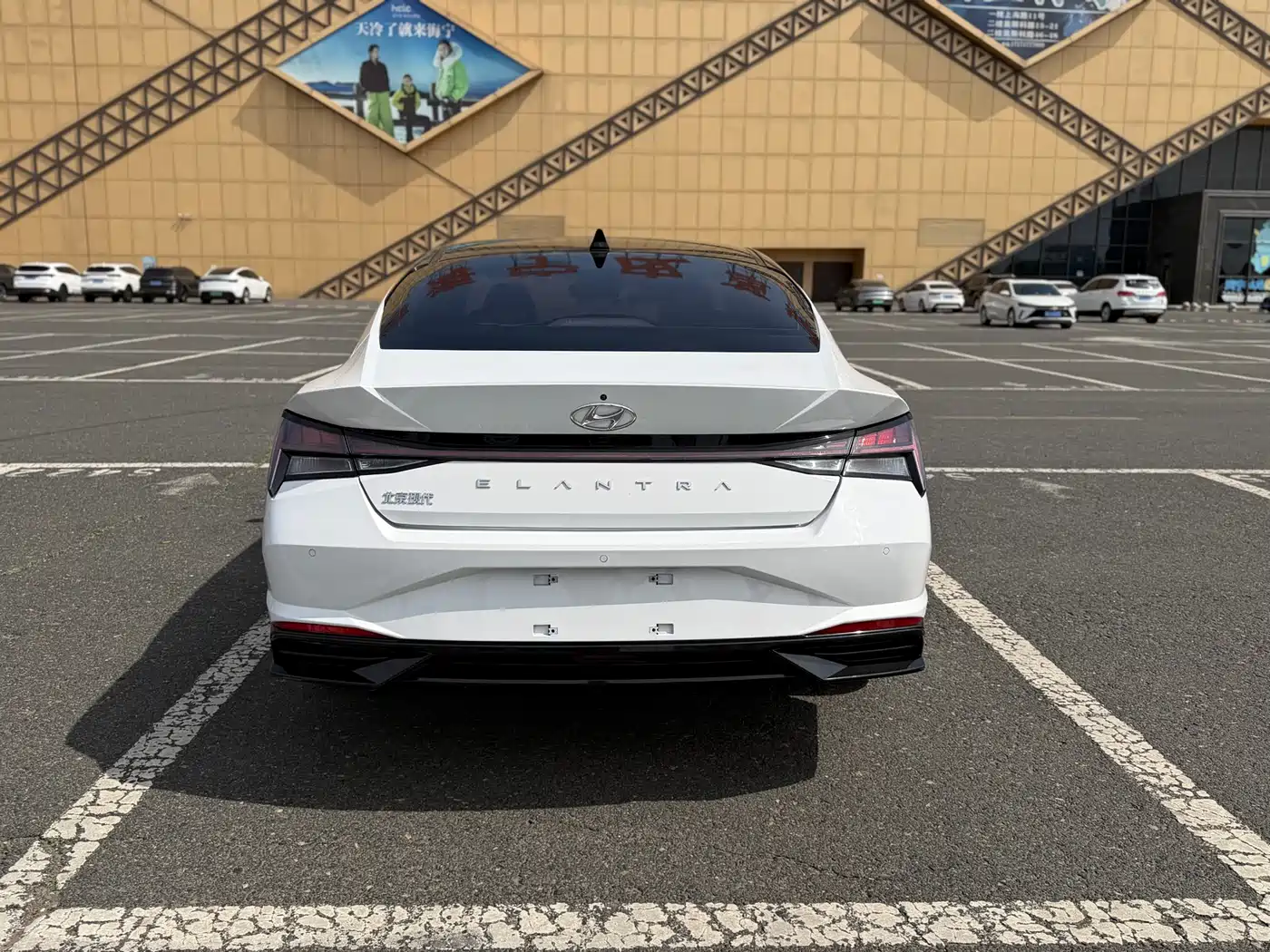Hyundai Elantra 2022 1.5L CVT LUX Premium Edition фото 5