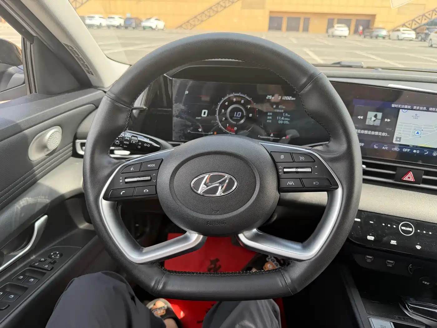 Hyundai Elantra 2022 1.5L CVT LUX Premium Edition фото 26