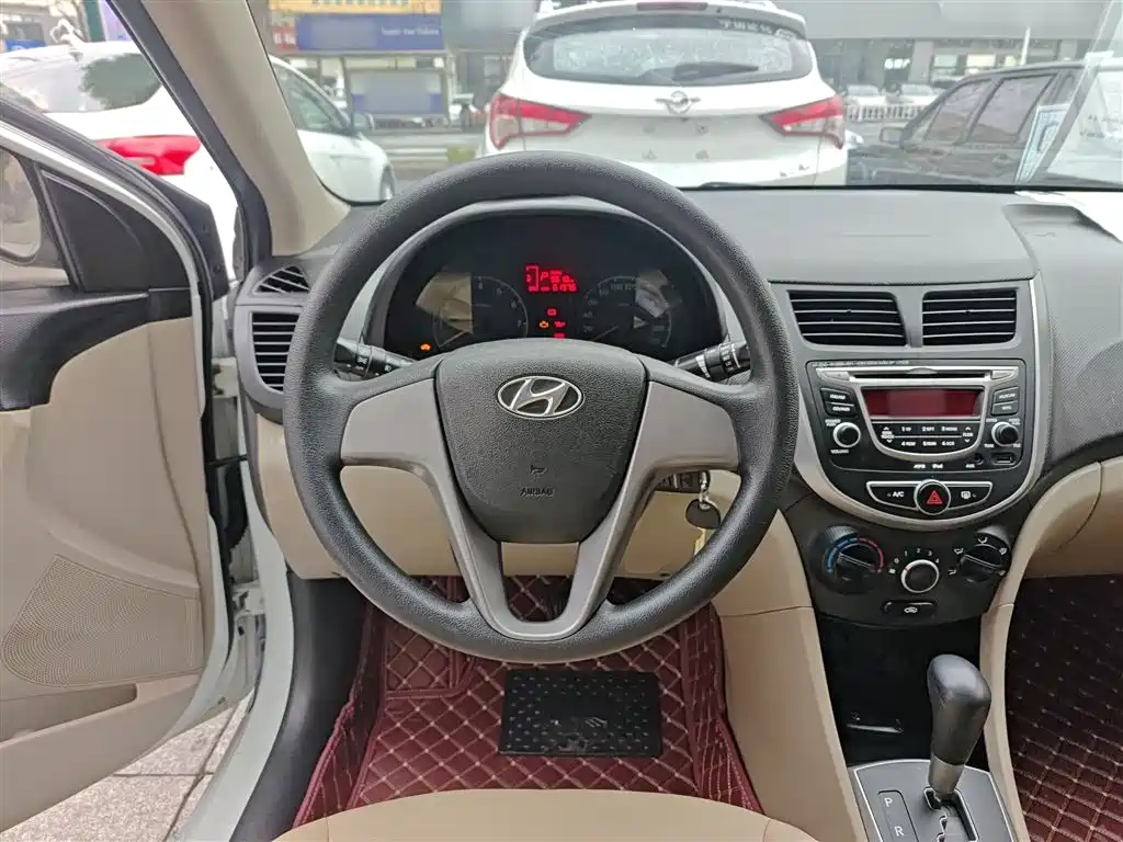 Hyundai Verna 2014 1.4L Automatic Smart GLS фото 11