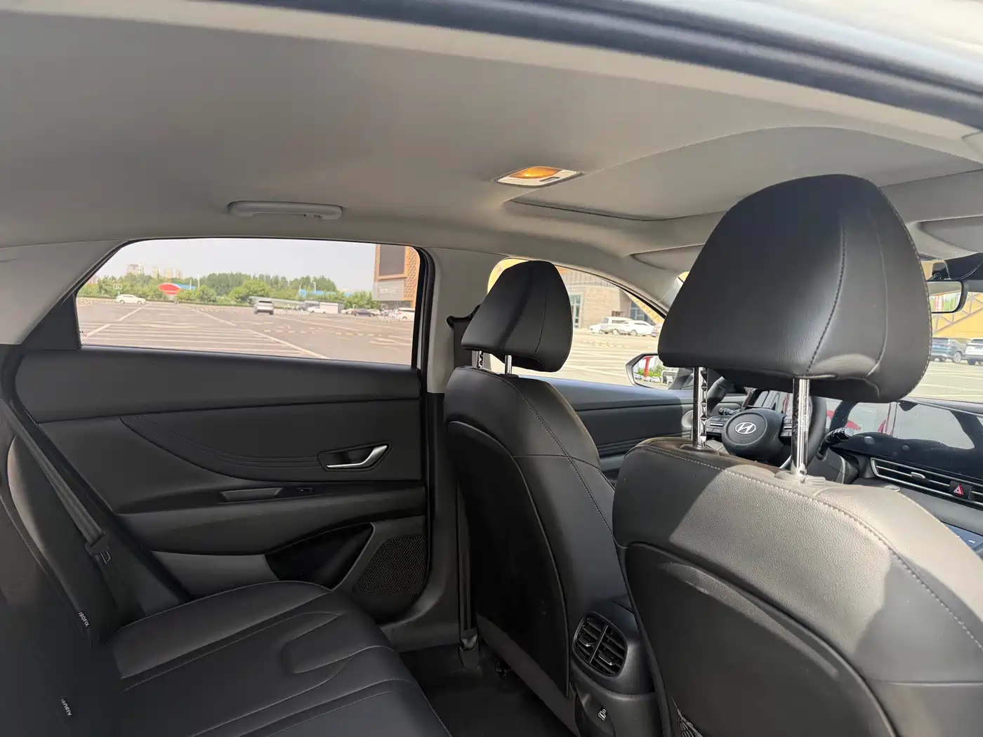 Hyundai Elantra 2022 1.5L CVT LUX Premium Edition фото 18
