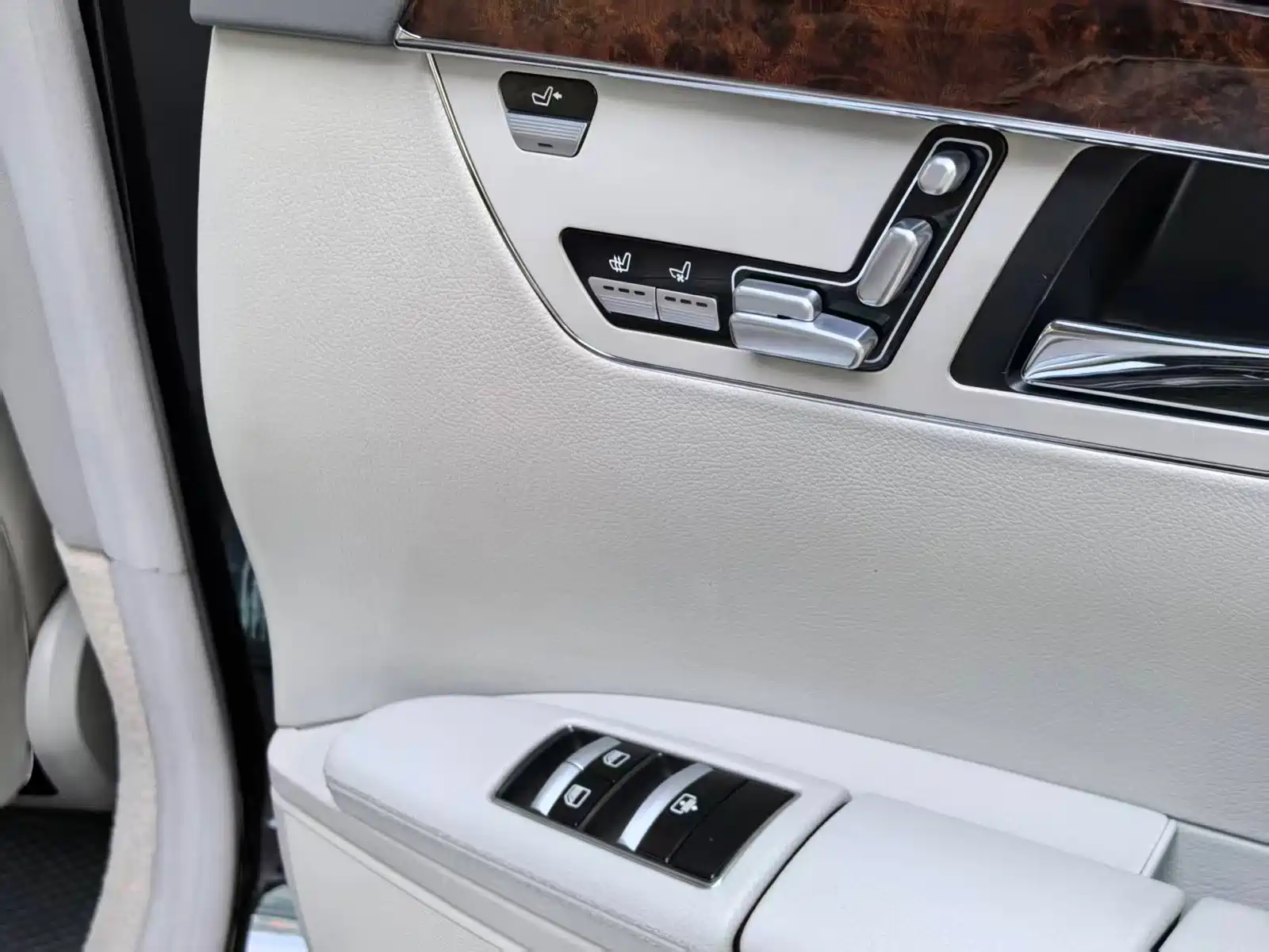 Photo 24 - Mercedes-Benz S-Class