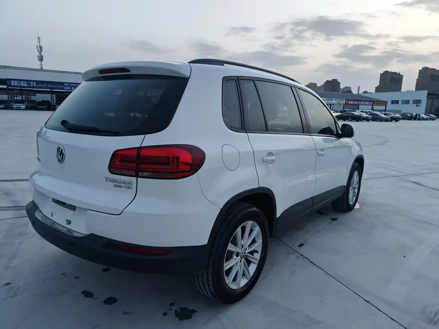 VOLKSWAGEN TIGUAN