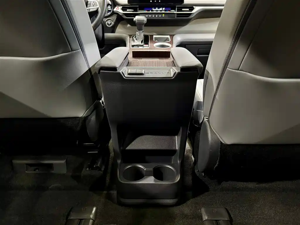 Toyota Granvia 2024 2.5L Hybrid Comfort фото 21