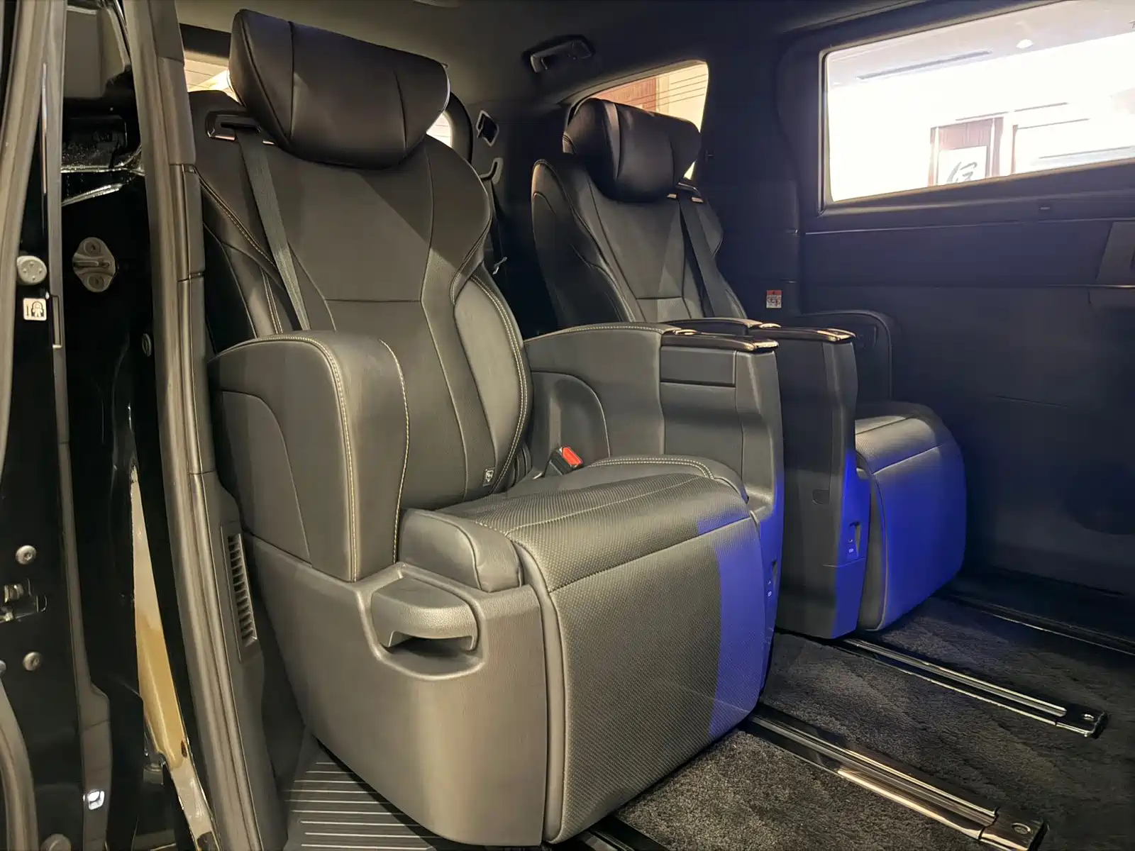 Photo 9 - Toyota Alphard