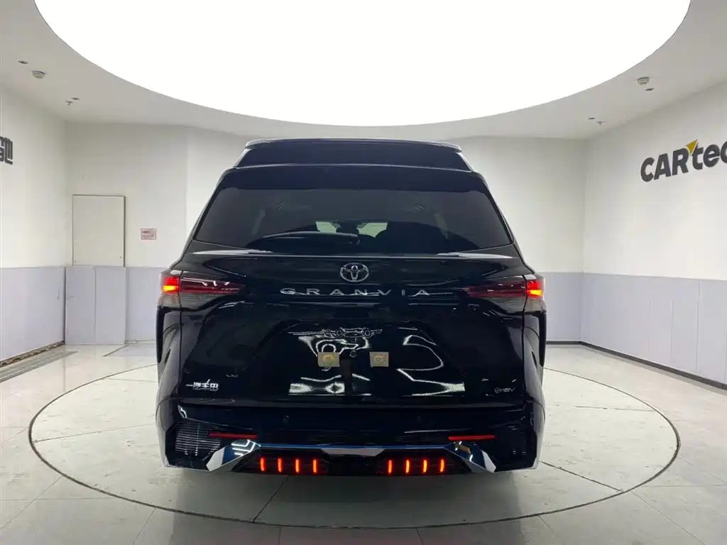 Toyota Granvia 2024 2.5L Hybrid Comfort фото 7