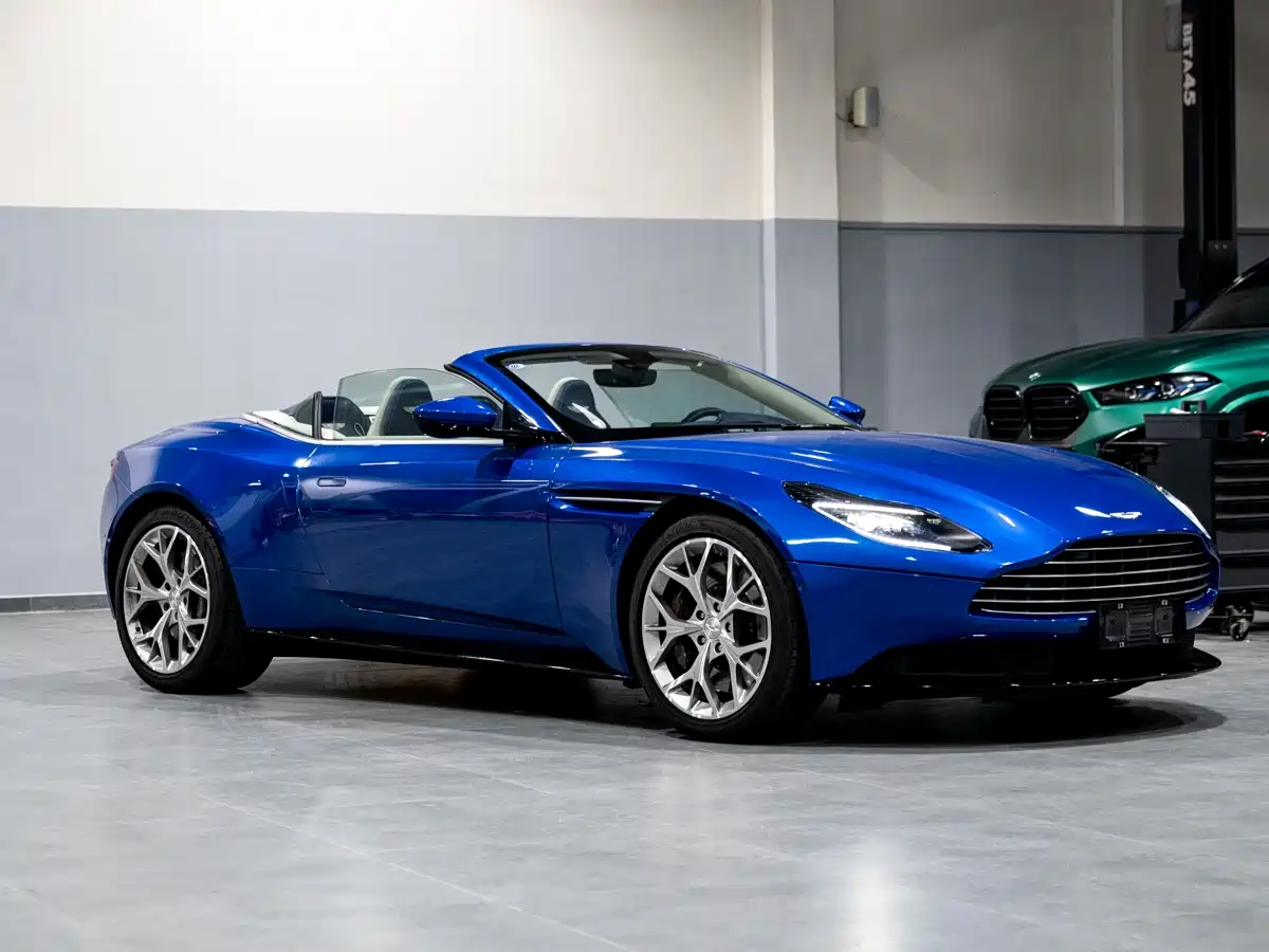 Фото 1 - Aston Martin DB11