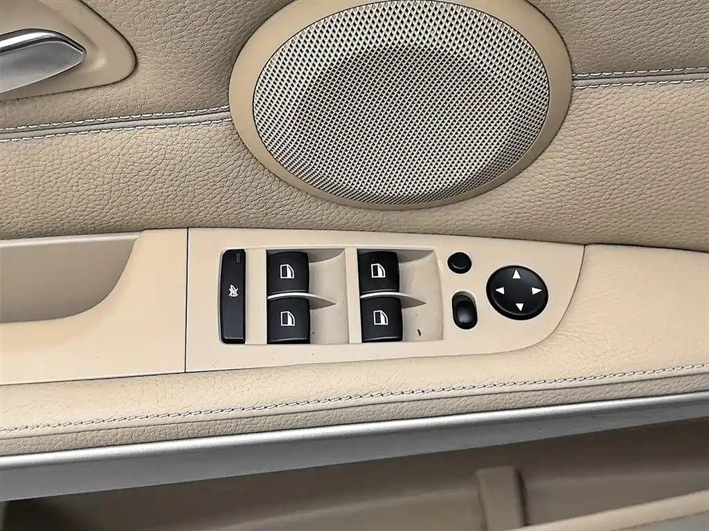 BMW 3 Series 2012 320i Luxury фото 9