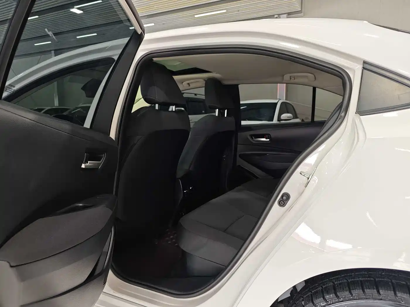 Toyota Corolla 2021 Hybrid 1.8L E-CVT Elite Edition фото 11