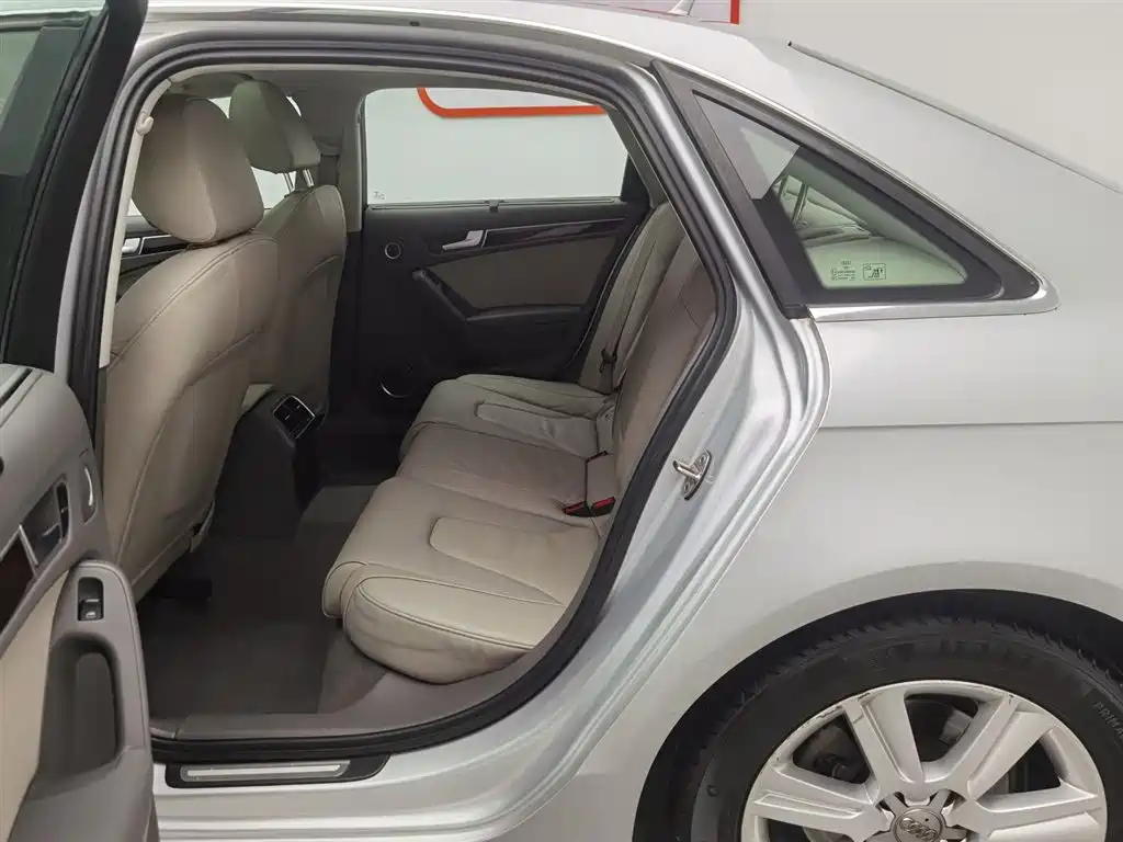 Audi A4L 2010 2.0 TFSI Luxury фото 15