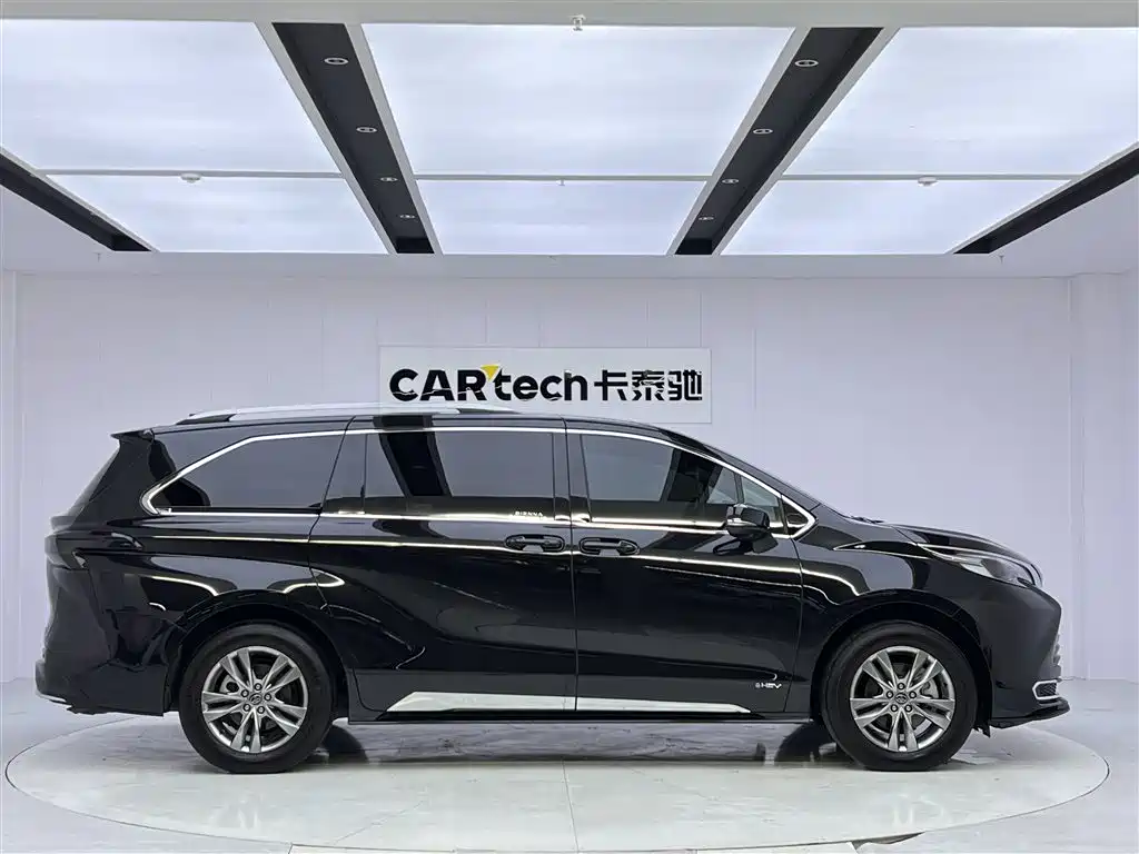 Toyota Sienna 2024 2.5L Hybrid Comfort Edition фото 4
