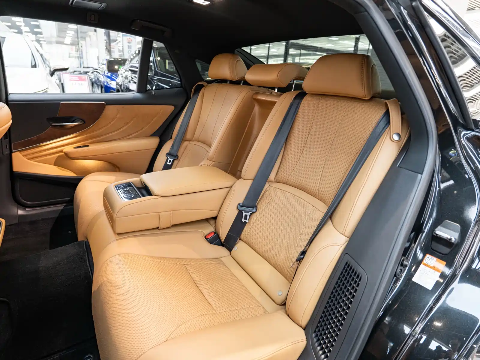 Фото 12 - Lexus LS