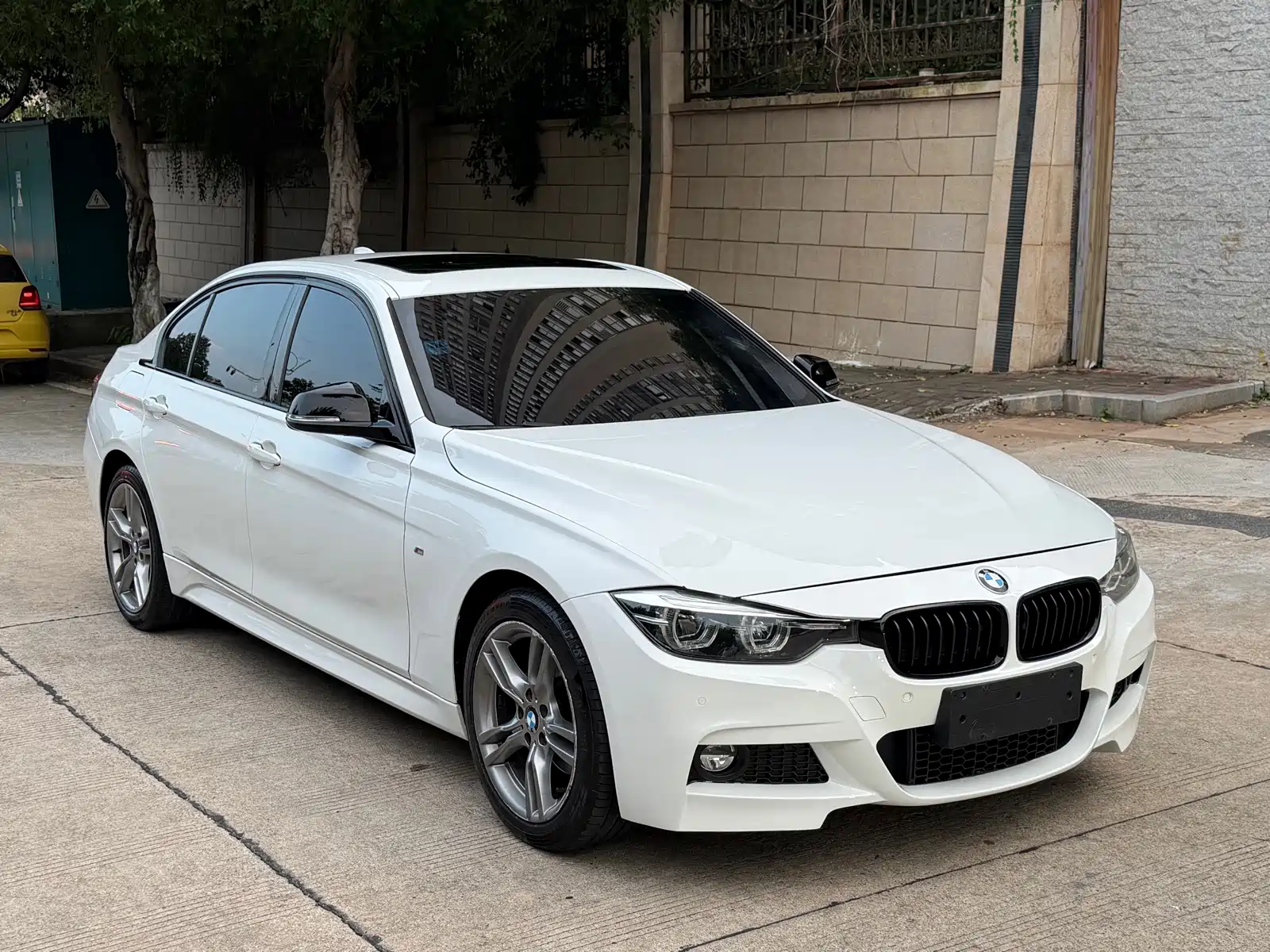 Photo 2 - BMW 3 Series