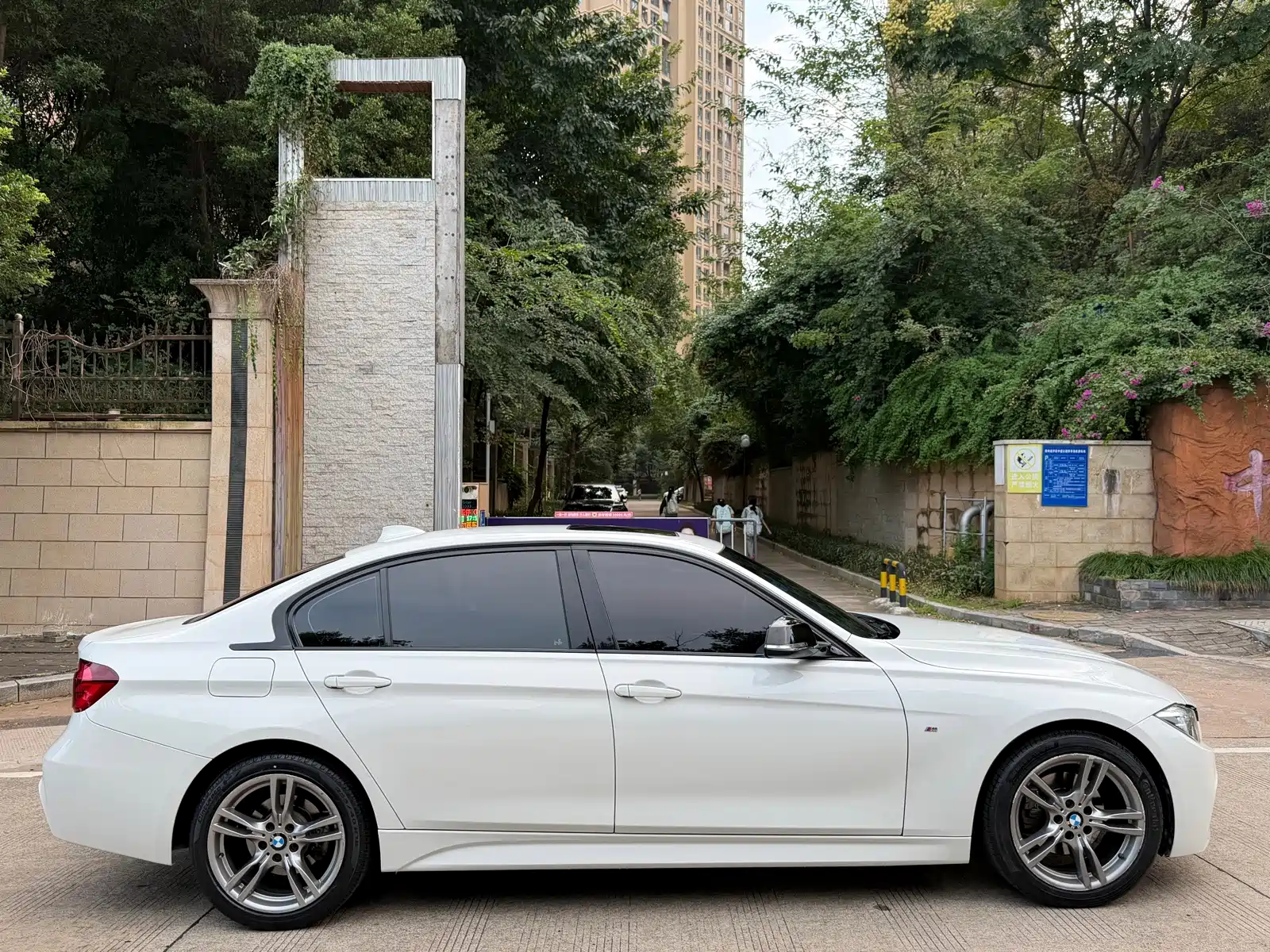 Photo 14 - BMW 3 Series