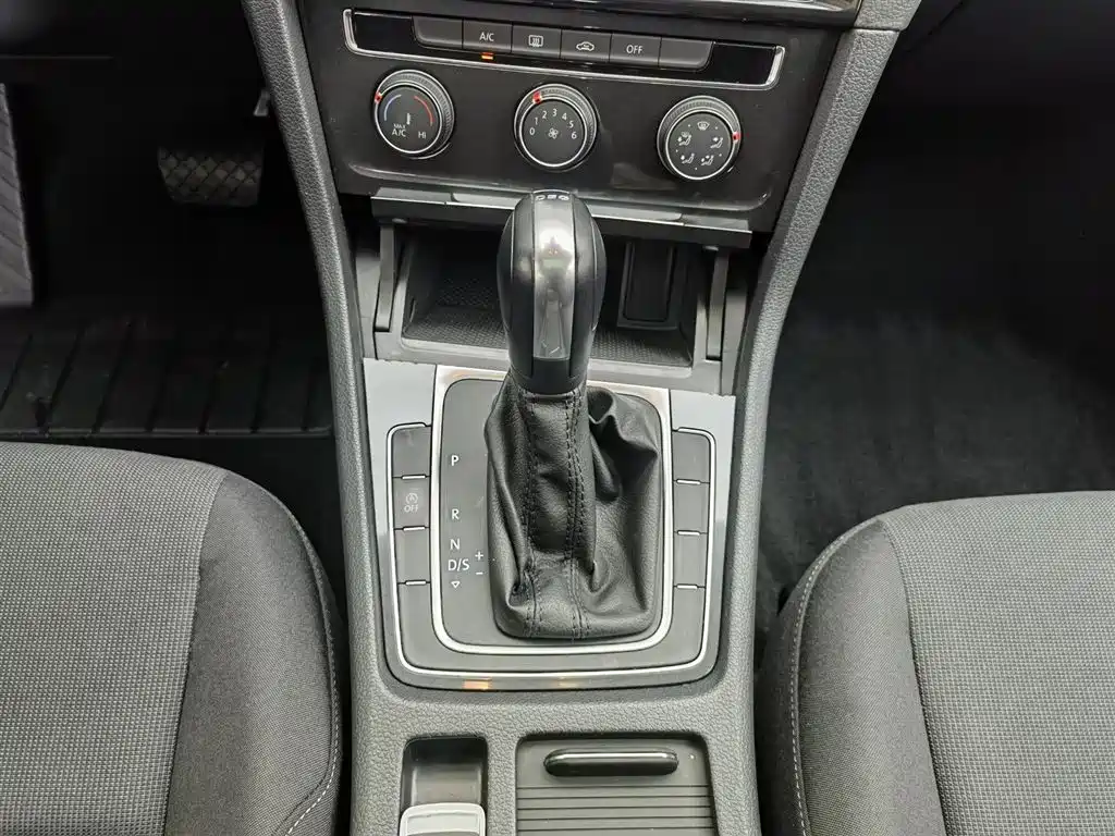 Volkswagen Golf 2020 200TSI DSG Comfort Progressive Edition фото 13