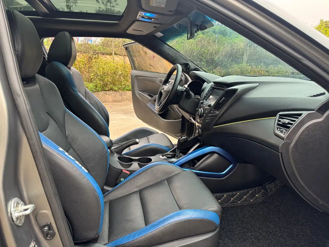 Hyundai Veloster 2015 1.6T Automatic Luxury Edition фото 13