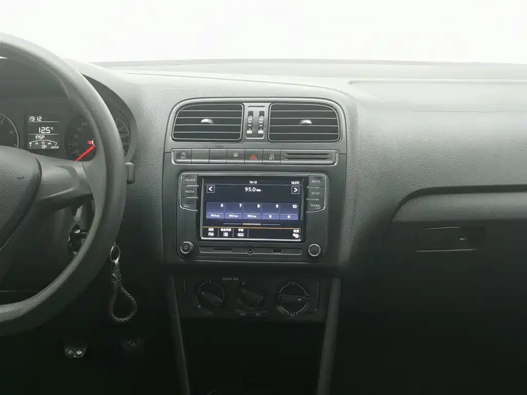 Volkswagen Polo 2018 1.5L Manual Safe Drive фото 12