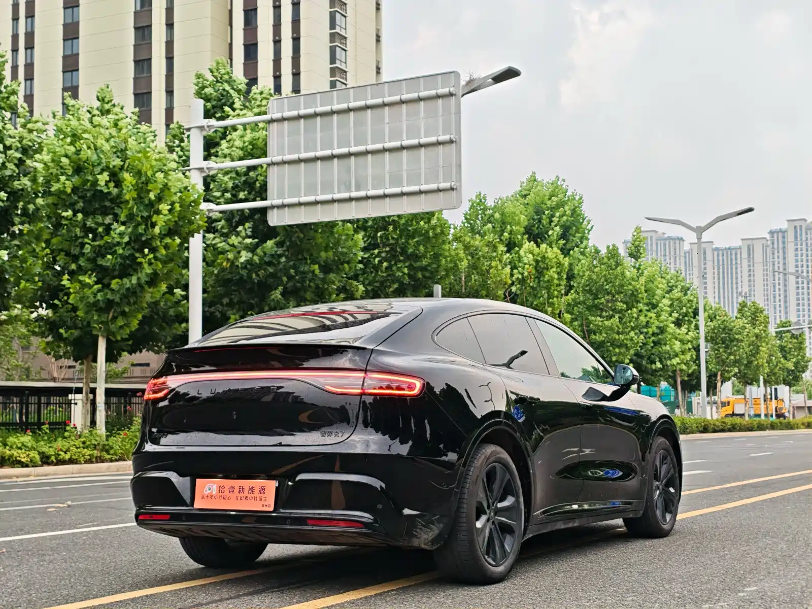 Photo 6 - Zhijie Luxeed R7