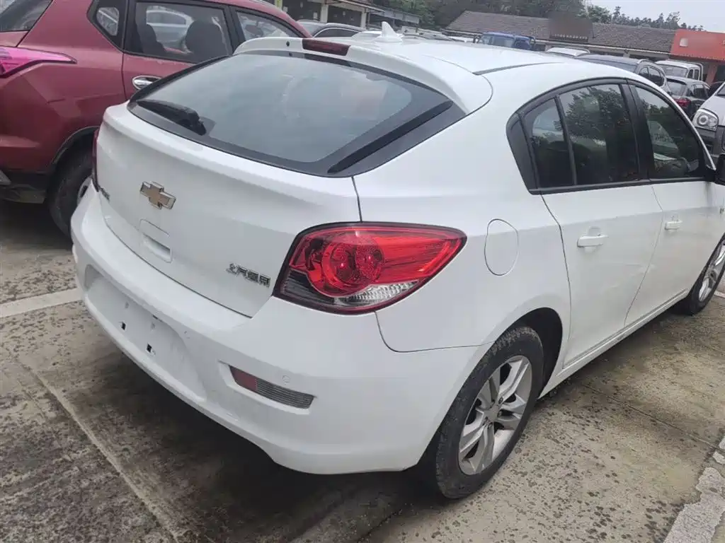 Chevrolet Cruze 2013 Hatchback 1.6L Manual Luxury фото 7
