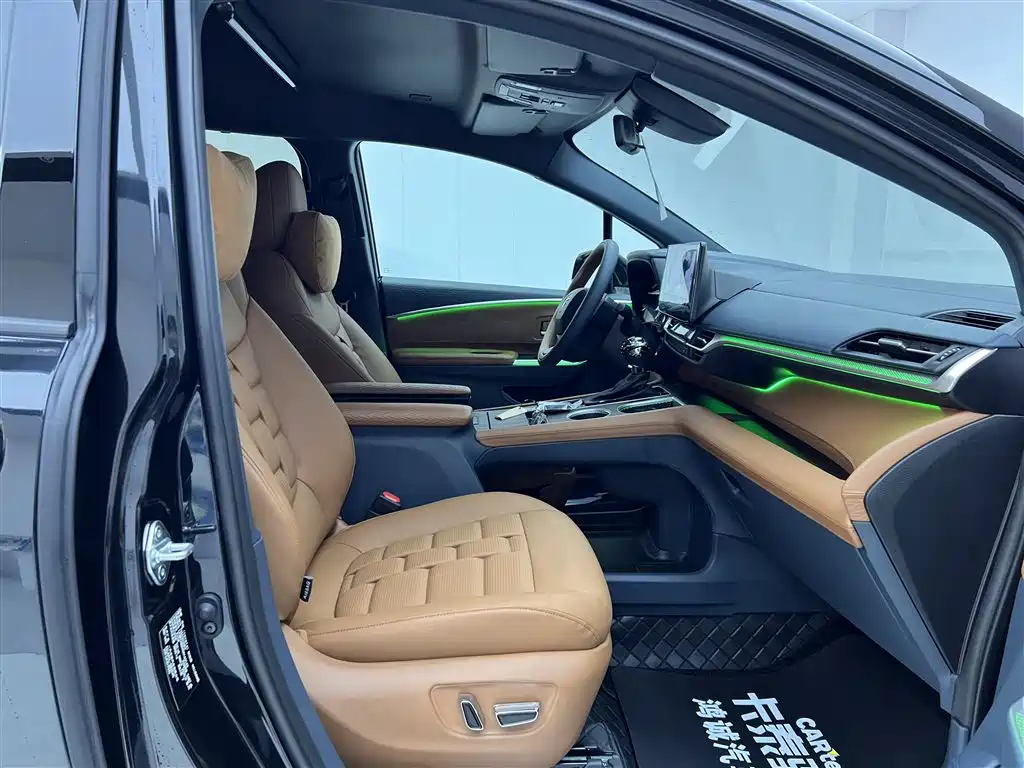 Toyota Granvia 2024 2.5L Hybrid Comfort фото 24