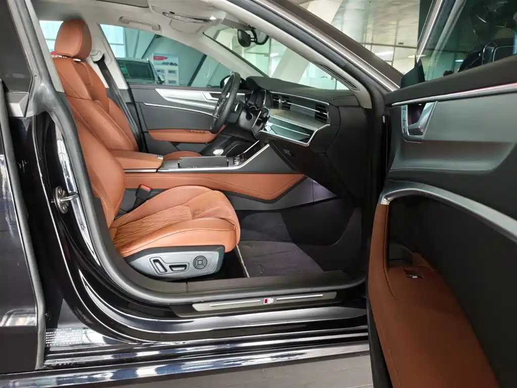 Audi A7L 2025 Model Year 45 TFSI quattro Premium фото 12