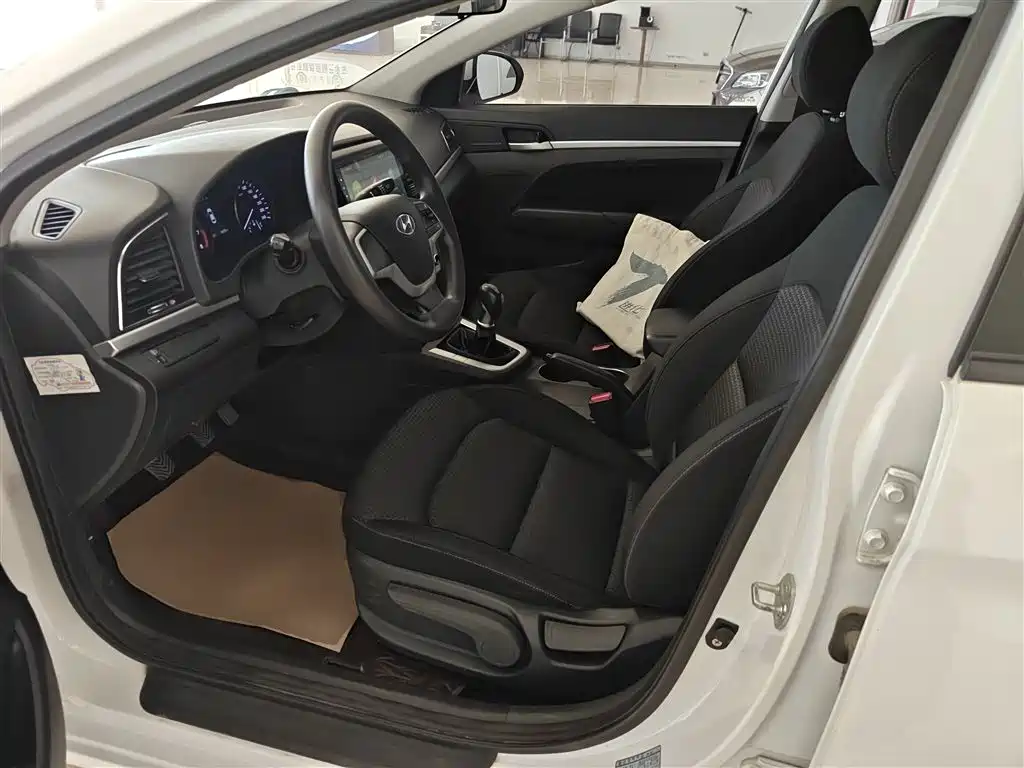 Hyundai Elantra 2016 1.6L Manual Smart·Youth Edition фото 15