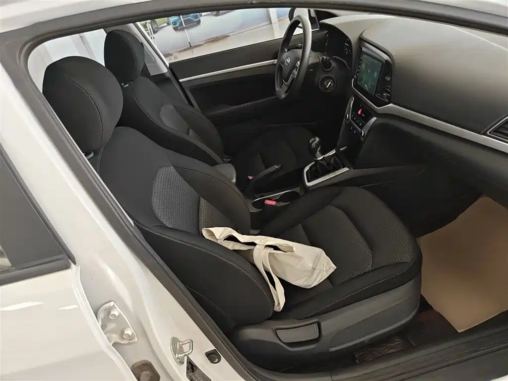 Hyundai Elantra 2016 1.6L Manual Smart·Youth Edition фото 25