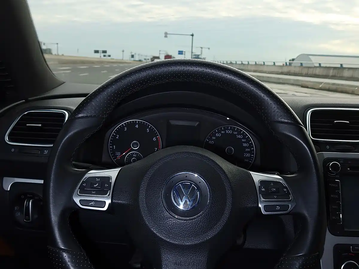 Volkswagen Scirocco 2011 2.0TSI Luxury фото 5