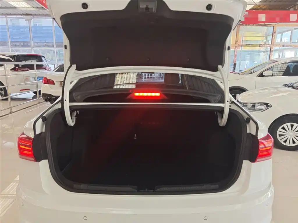 VOLKSWAGEN BORA
