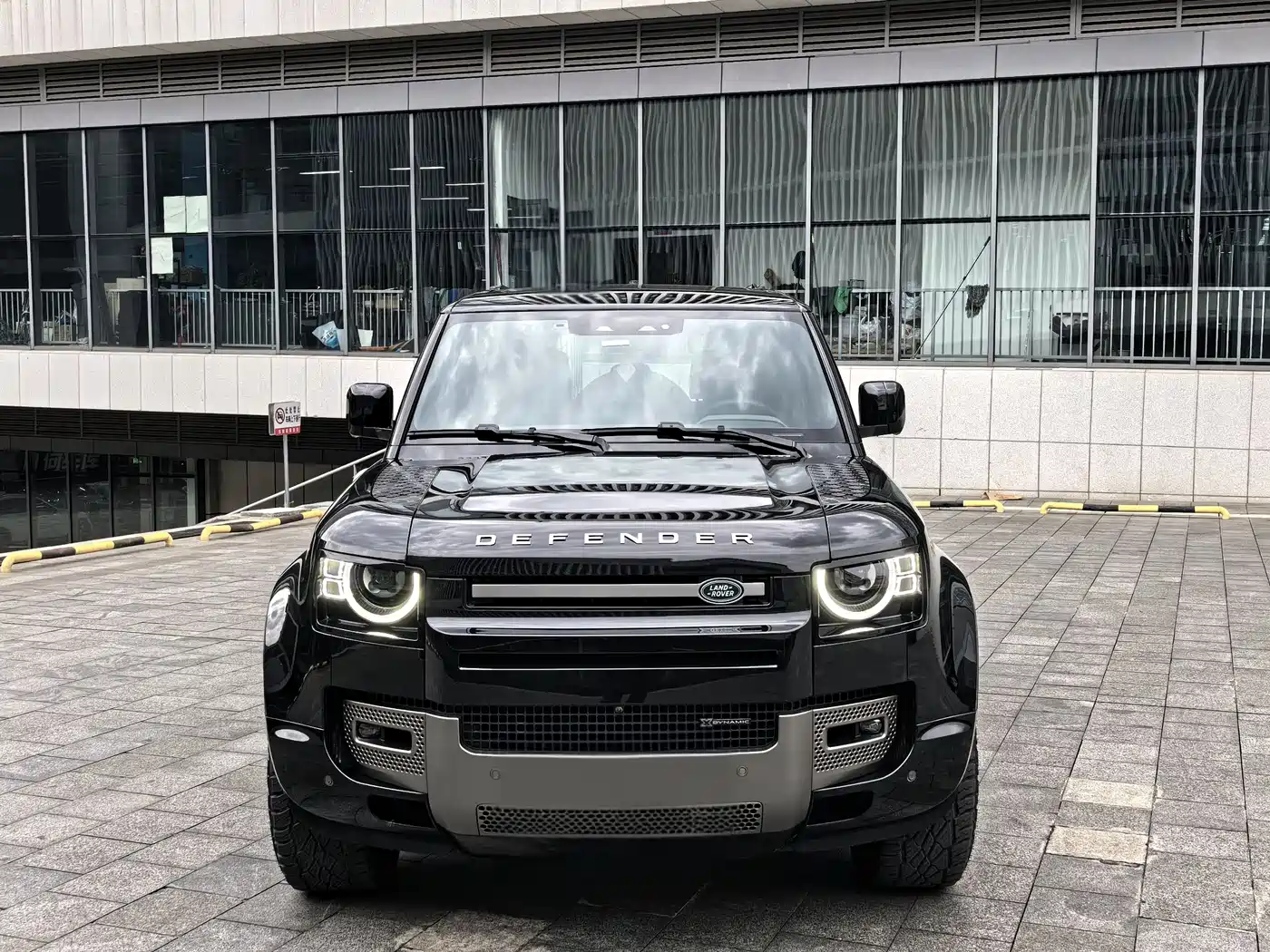 Land Rover Defender 2023 Model 110 3.0T P400 X-DYNAMIC HSE фото 2