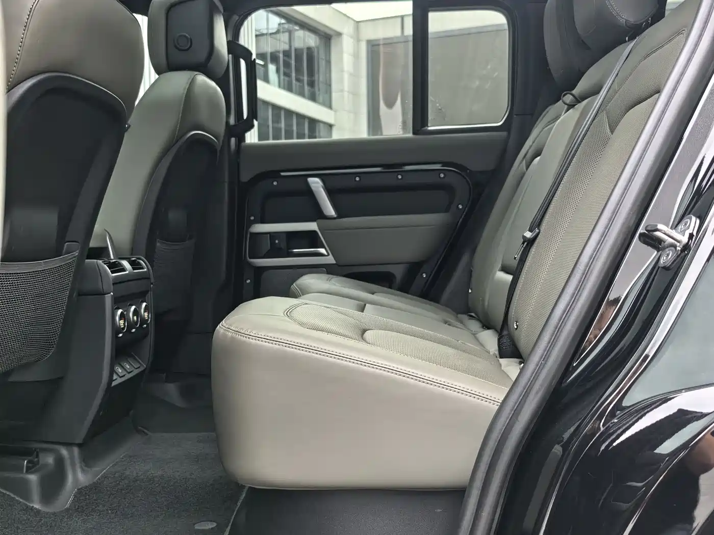 Land Rover Defender 2023 Model 110 3.0T P400 X-DYNAMIC HSE фото 13