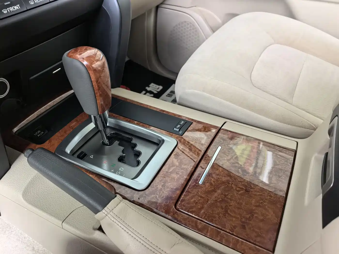 Toyota Land Cruiser (Import) 2015 4.0L V6 Middle East Limited Edition фото 9