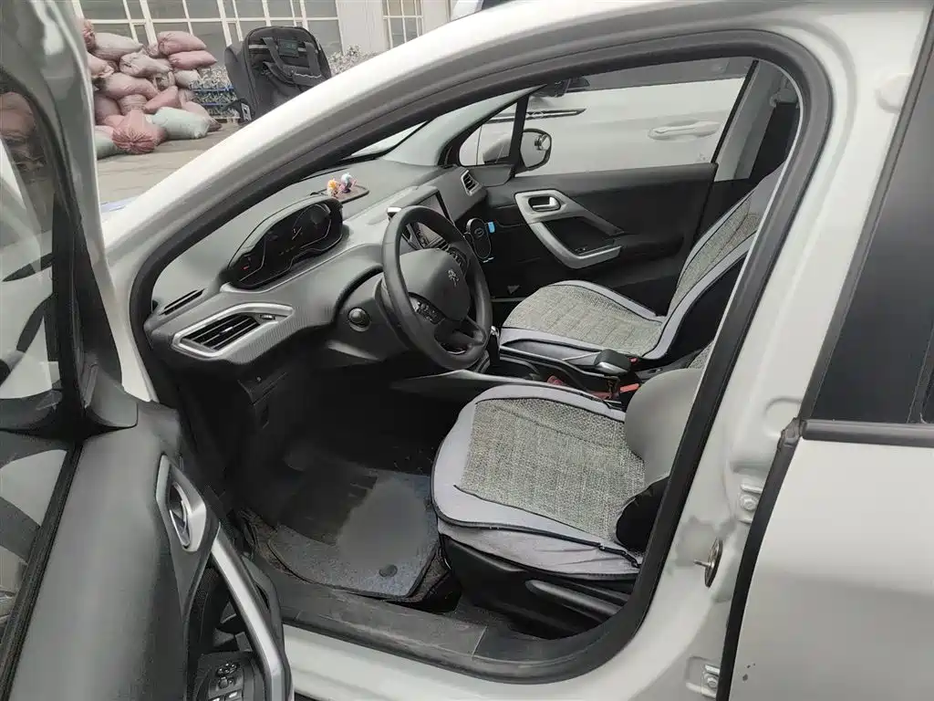 Peugeot 2008 2014 1.6L Automatic Fashion Edition фото 8