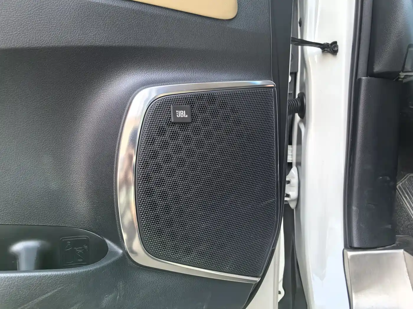Toyota Alphard 2018 3.5L Luxury фото 17