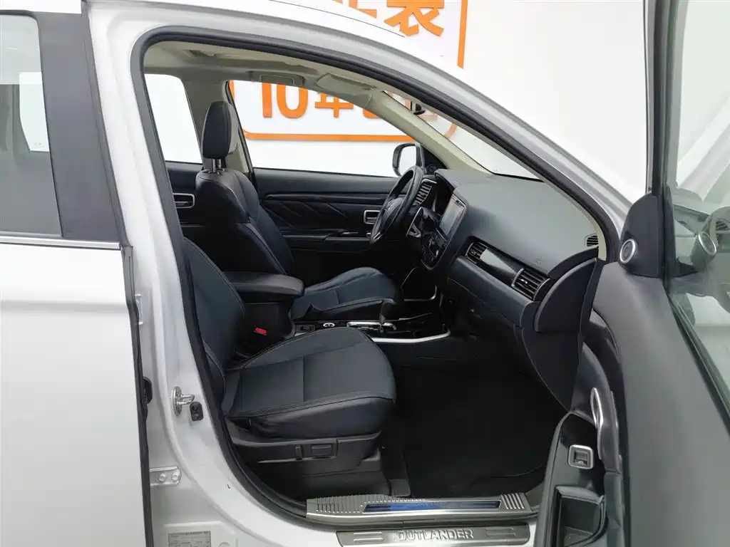 Mitsubishi Outlander 2019 2.4L 4WD Deluxe Edition 5-seater China V фото 23
