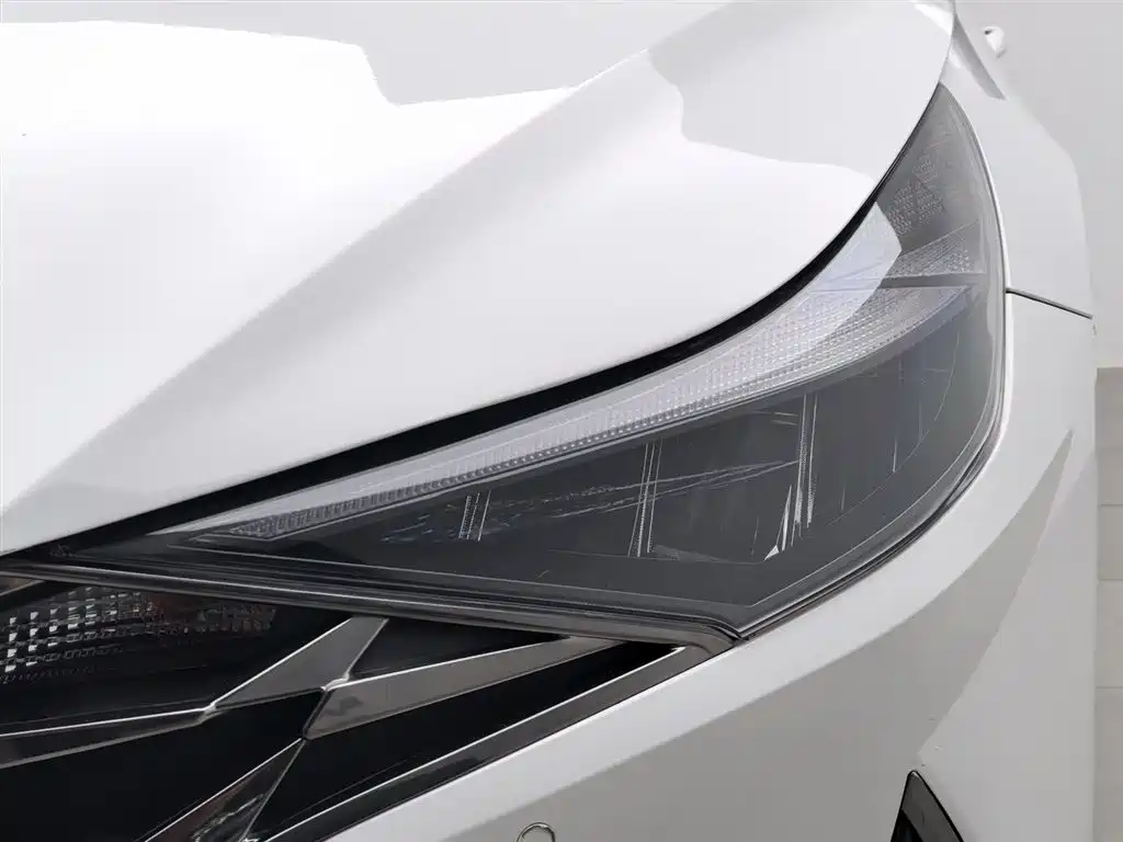 Hyundai Elantra 2022 1.5L CVT LUX Premium Edition фото 7