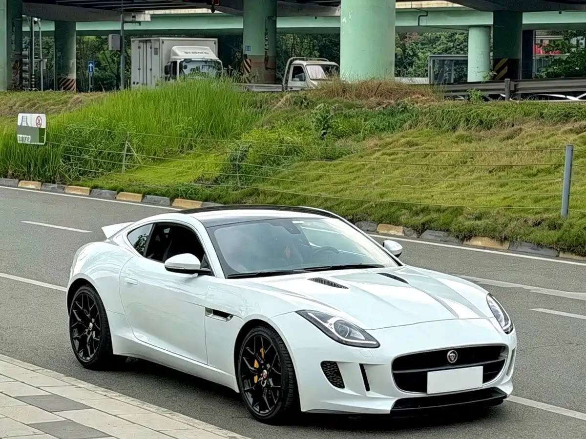 Photo 2 - Jaguar F-TYPE