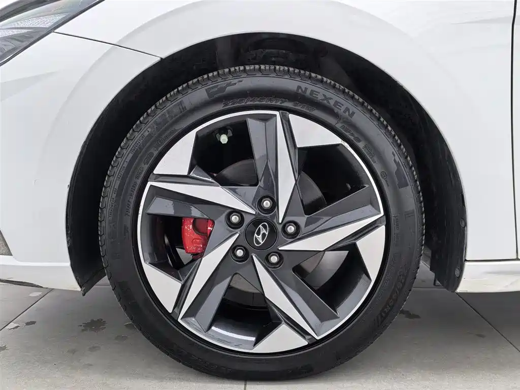 Hyundai Elantra 2022 1.5L CVT LUX Premium Edition фото 17