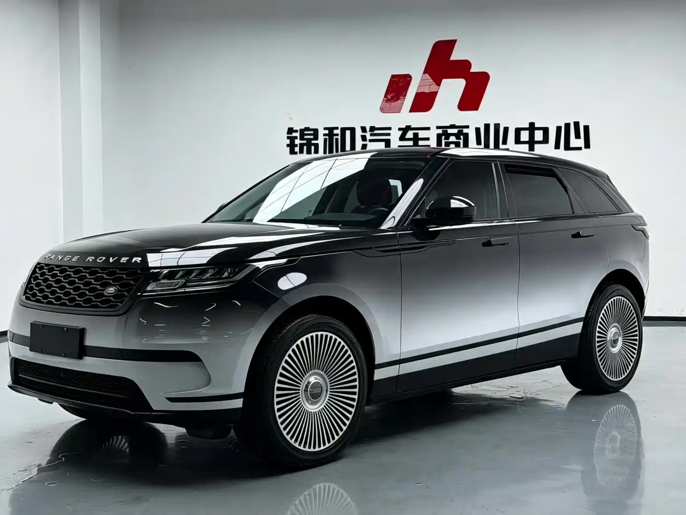 Photo 1 - Land Rover Range Rover Velar