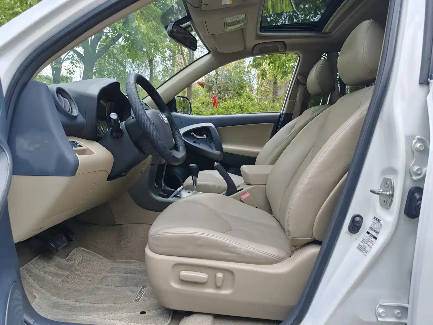 Photo 8 - Toyota RAV4 Rongfang