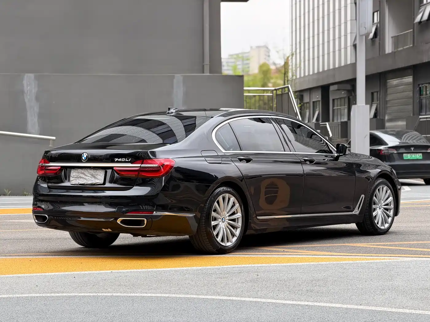 BMW 7 Series 2016 740Li Leading Edition фото 9
