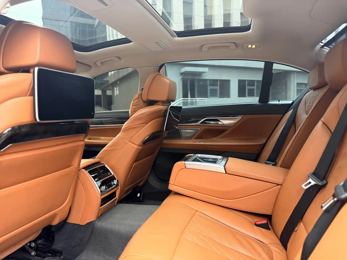 BMW 7 Series 2016 740Li Leading Edition фото 6