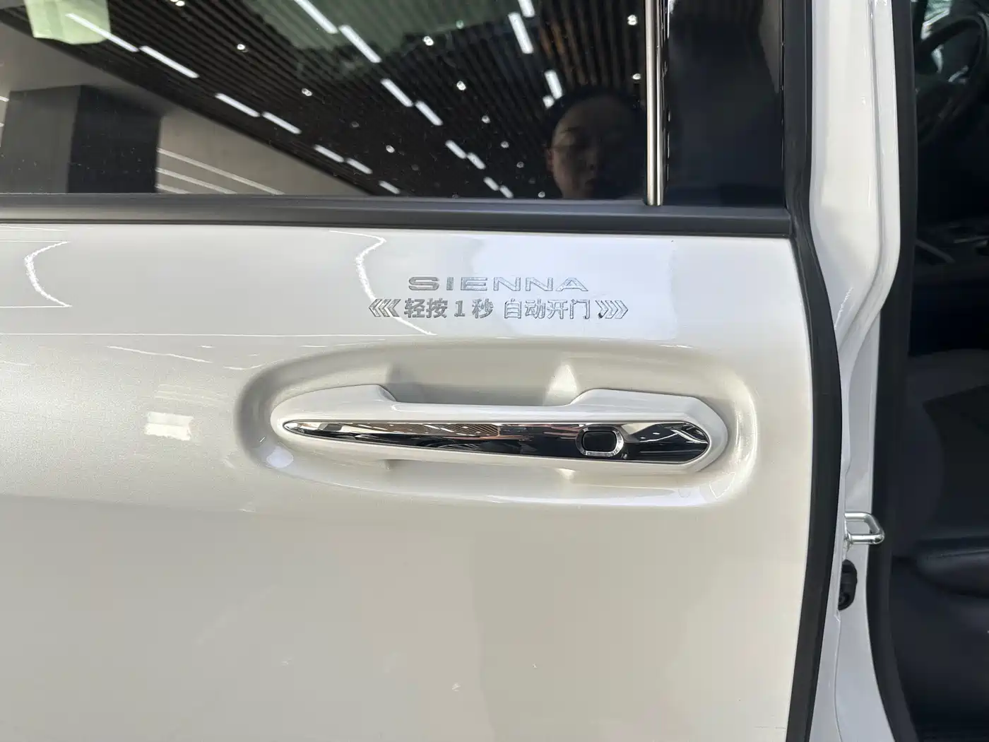 Toyota Sienna 2023 2.5L Hybrid Premium Edition фото 21