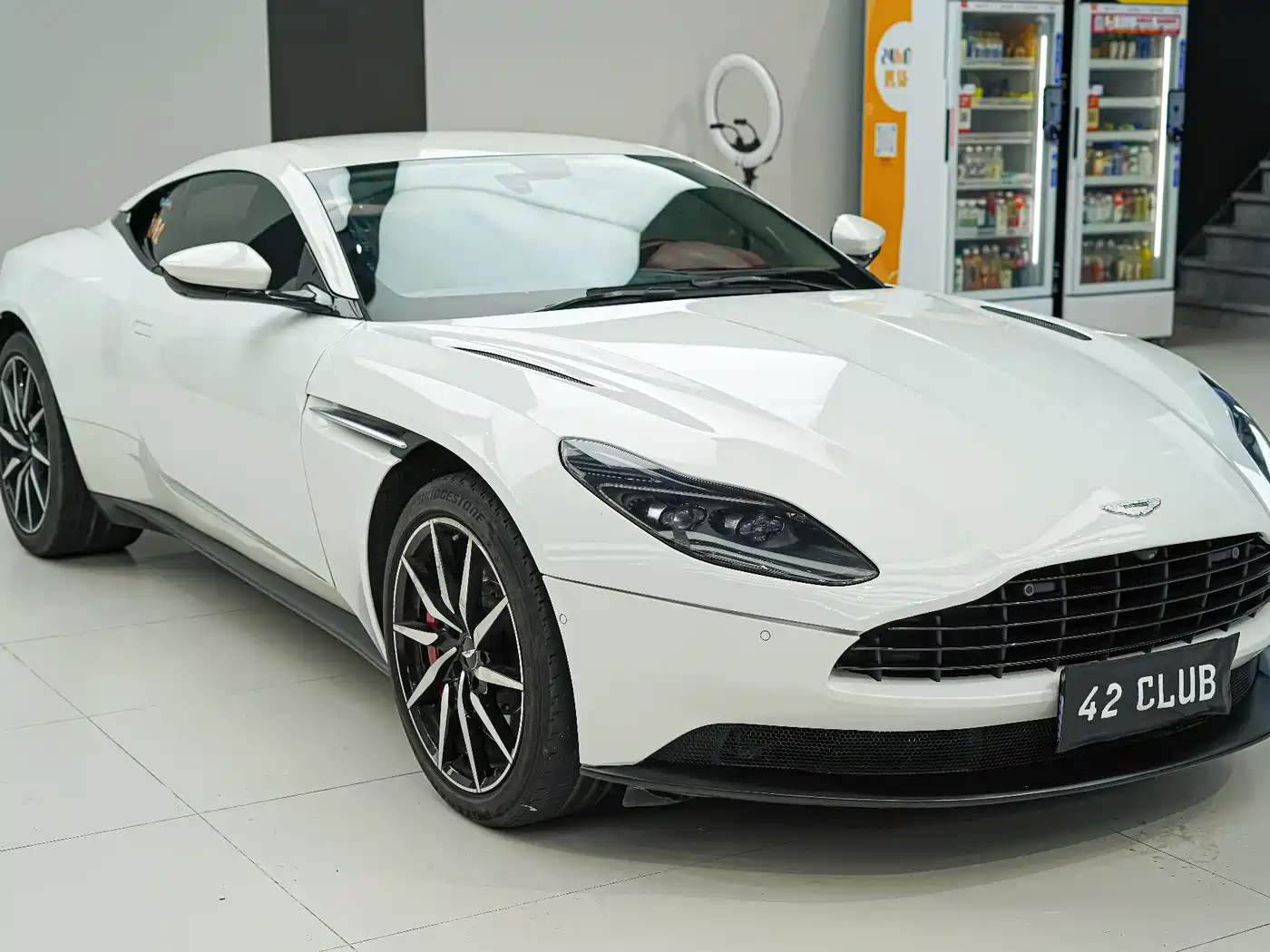 Aston Martin DB11 2020 4.0T V8 Coupe фото 3